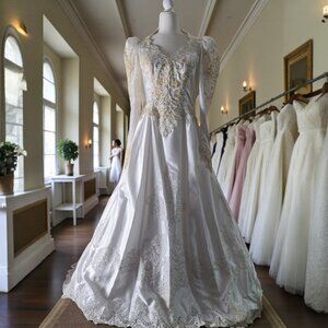 Elegant Vintage White Lace Wedding Dress Size 10